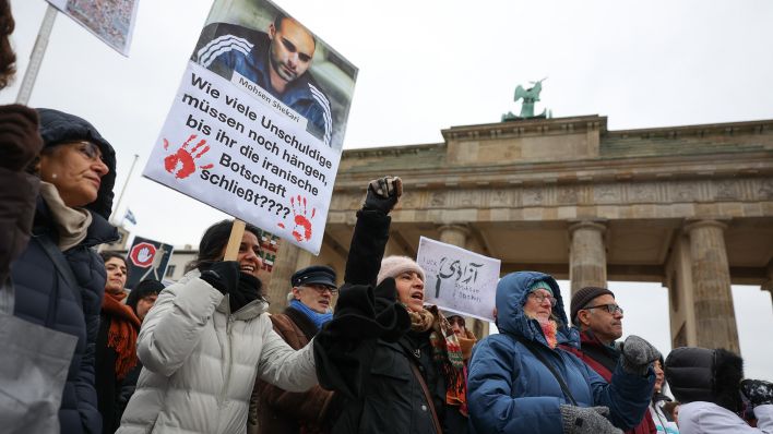 Zum Internationalen Tag der Menschenrechte wird aus Solidarität mit den Protesten im Iran am Brandenburger Tor demonstriert. (Quelle: dpa/J. Carstensen)