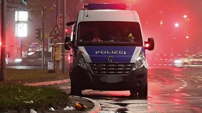 Symbolbild: Polizeieinsatz mit Straßensperrung. (Quelle: dpa/P. Zinken)