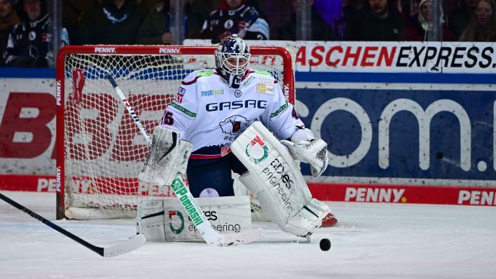 Eisbären-Torhüter Tobias Ancicka (Quelle: IMAGO/kolbert-press)