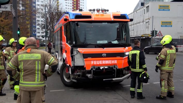 Unfall mit Diplomatenauto: Weltweit erstes E-Feuerwehrauto beschädigt -  zwei Personen verletzt