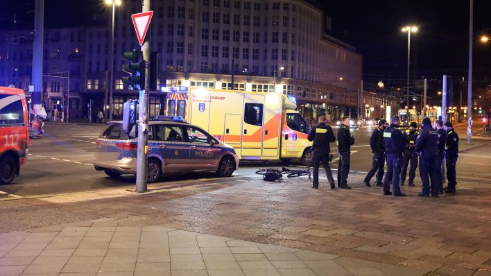Polizeibeamte reanimieren Radfahrer in Berlin Mitte. (Quelle: D. Totaro)
