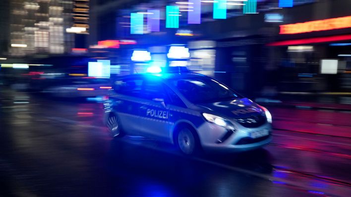 Polizeiauto im Einsatz (Bild: dpa/Thomas Bartilla/Geisler-Fotopress)