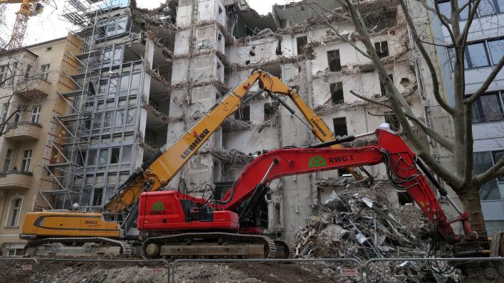 Abbrucharbeiten mit Bagger auf einer Baustelle in Berlin-Charlottenburg am 09.01.2022 (Quelle: imago/Reiner Zensen)