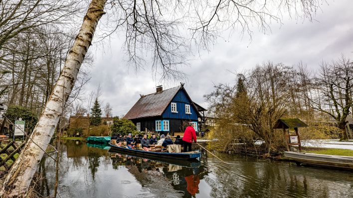 Archivbild: Ein Kahn mit Ausflüglern fährt über ein Fließ im Spreewald. Zurzeit sind nur wenige Ausflugskähne unterwegs. (Quelle: dpa/F. Hammerschmidt)