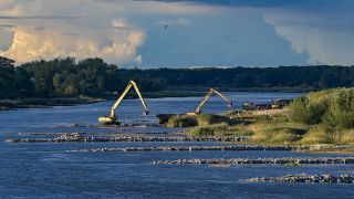 Baumaschinen zum Ausbau des deutsch-polnischen Grenzflusses Oder stehen auf der polnischen Uferseite. (Quelle: dpa/Patrick Pleul)