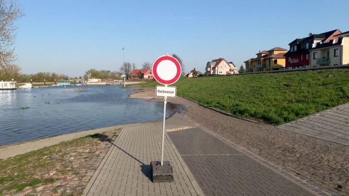 Wasser der Elbe tritt über Ufer in Wittenberge (Quelle: rbb)