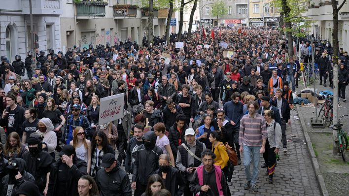 Ein Demonstrationszug zieht am 01.05.2023 durch die Stadt. Unter dem Motto "Revolutionärer 1. Mai" hatten linke und linksradikale Gruppen zu einer Demonstration am Tag der Arbeit aufgerufen. (Quelle: dpa-Bildfunk/Hannes Albert)