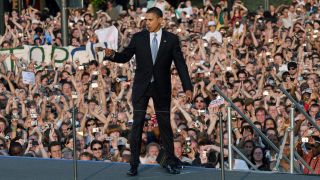 Archivbild: Der Präsidentschaftskandidat der US-Demokraten, Barack Obama, geht am Donnerstag (24.07.2008) an der Siegessäule in Berlin über einen Steg. (Quelle: dpa/R. Jensen)