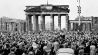 Archivbild:Die Rote Fahne am Brandenburger Tor wird am 17.06.2023 von der Bevölkerung heruntergeholt.(Quelle:akg-images)