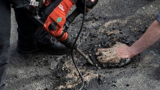 Bei einer Blockade der Gruppe "Letzte Generation" am 19.05.2023 auf der Stadtautobahn unweit des Kurfürstendamms wird ein Aktivist, der sich mit einem besonderen Gemisch auf die Straße festgeklebt hatte, mit schwerem Gerät von der Polizei von der Straße gelöst (Quelle: dpa / Paul Zinken).