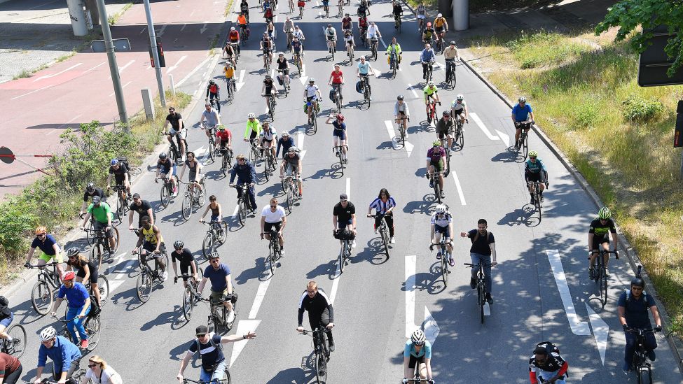 50.000 Radfahrer demonstrieren für besseren Schutz auf der Straße