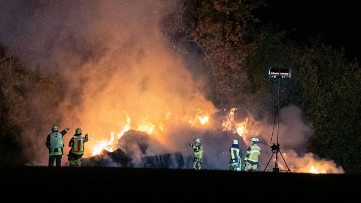 Symbolbild: Brand einer Strohmiete auf einem Reiterhof in Essen (Bild: dpa/Justin Brosch)