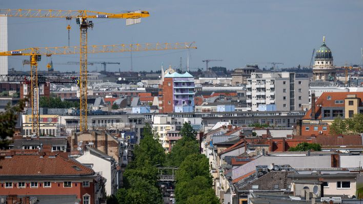 Symbolbild: Blick auf Wohnhäuser im Berliner Bezirk Kreuzberg. (Quelle: dpa/M. Skolimowska)