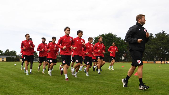 Energie Cottbus-Spieler laufen zum Trainingsauftakt über den Platz (Bild: Imago Images/Matthias Koch)