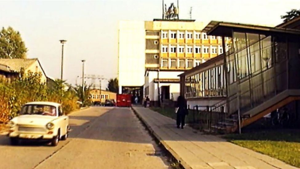 Seiteneingang in den Technikblock E-T auf dem Gelände des DDR-Rundfunks (Bild: Elisabeth Heller)