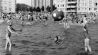 Badespaß in einem riesigen Planschbecken an der Karl-Marx-Allee im August 1973 im Rahmen der in Berlin stattfindenden X. Weltfestspiele der Jugend und Studenten. (Quelle: dpa-Zentralbild/Günter Gueffroay)