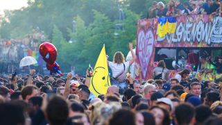 Symbolbild: Unter dem Motto «Rave the Planet» zieht am 09.07.2022 eine Parade aus Technofans tanzend auf der Straße des 17. Juni vorbei. (Quelle: dpa/Jörg Carstensen)