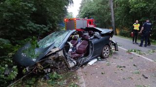 Rettungskräfte sind an einer Unfallstelle bei Schönberg. Ein 44-jähriger Mann ist mit seinem Auto bei Schönberg (Landkreis Ostprignitz-Ruppin) nahe Neuruppin gegen einen Baum geprallt und tödlich verletzt worden. (Quelle: dpa/reporter24/Christian Pörschmann)