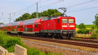 Ein Regionalzug der Deutschen Bahn steht am 11.07.2023 in Brandenburg kurz vor Schönfließ (Landkreis Oberhavel) auf offener Strecke. (Quelle: dpa/TNN/Philipp Neumann)