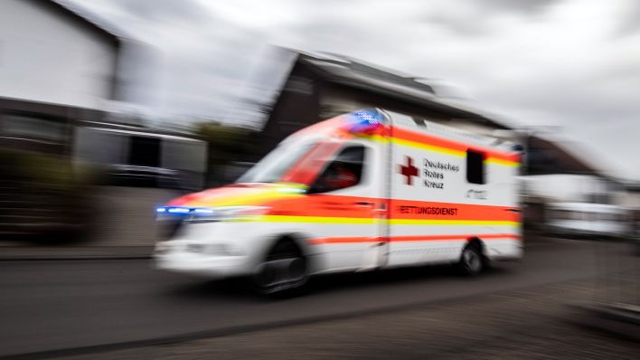 Ein Rettungswagen des Deutschen Roten Kreuzes (DRK) ist unterwegs in eine Klinik. (Quelle: dpa/Boris Roessler)