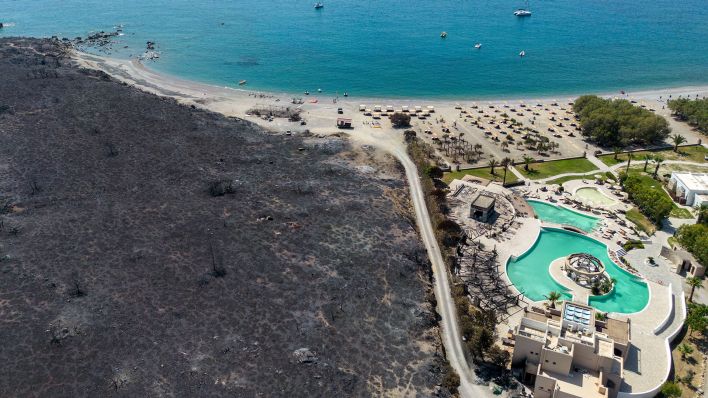 Im Ort Kiotari im Südosten der Ferieninsel Rhodos ist das Feuer in den vergangenen Tagen bis an die Hotels am Strand vorgedrungen. (Quelle: dpa/Christoph Reichwein)