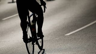 Symbolbild: Fahrradfahrer auf einer Autobahn (Quelle: IMAGO / Philipp Szyza)