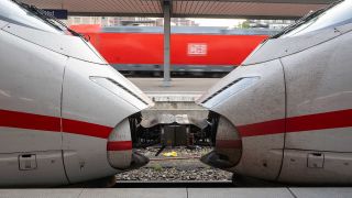 Zwei ICE-Züge der Deutschen Bahn sind auf dem Bahnhof zusammengekoppelt. (Quelle: dpa/Peter Kneffel)