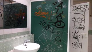 Symbolbild: Graffiti in einer Toilette (Quelle: IMAGO/Eckhard Stengel)