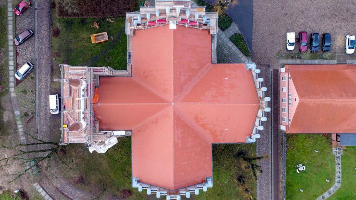 Sicht aus der Vogelperspektive am 28.11.2017 auf die Schinkelkirche in Joachimsthal. (Foto: dpa)