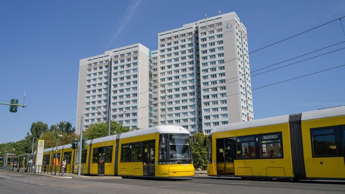 Eine Tram in der Allee der Kosmonauten in Marzahn (Quelle: dpa)