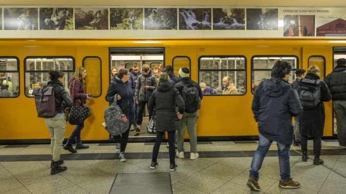 Menschen steigen aus einem Zug der U7 am U-Bahnhof Mehringdamm in Berlin. (Quelle: dpa/Soening)