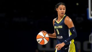 Die Berlinerin Satou Sabally im Trikot der Dallas Wings (Bild: picture alliance/Associated Press/Gutierrez)