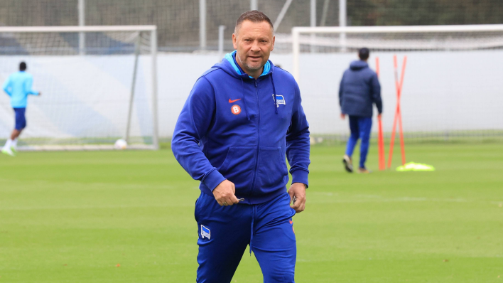 Hertha-Traier Pal Dardai läuft über den Traningsplatz. (Quelle: IMAGO / Nordphoto)