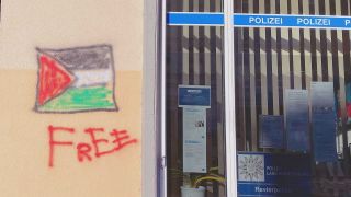 Am Büro der Fürstenwalder Revierpolizei wurde pro-palästinensisch getaggt. (Foto: rbb)