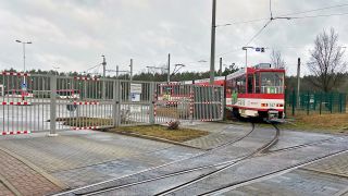 Eine Straßenbahn verlässt das Betriebsgelände von Cottbusverkehr (Quelle: rbb)