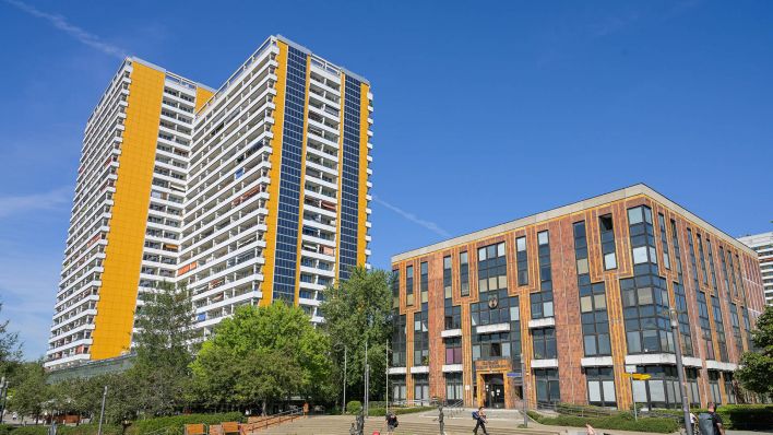 Hochhäuser am Helene-Weigelt-Platz in Berlin-Marzahn, neben dem Rathaus, 11.08.2022 (Quelle: dpa / imageBROKER / Schoening).