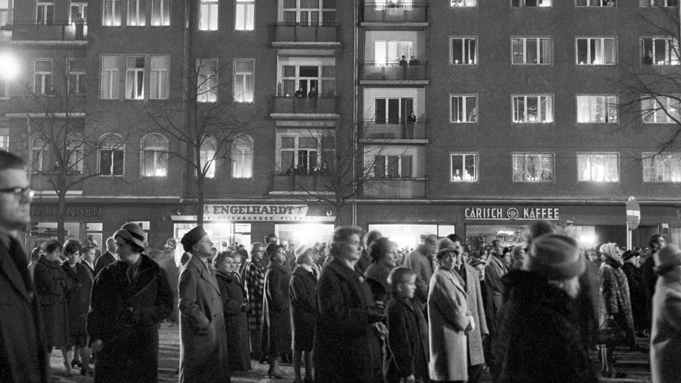 Schweigemarsch von Berlinern anlässlich des Attentats auf den US-Präsidenten John F. Kennedy am Abend des 22.11.1963 (Quelle: dpa).