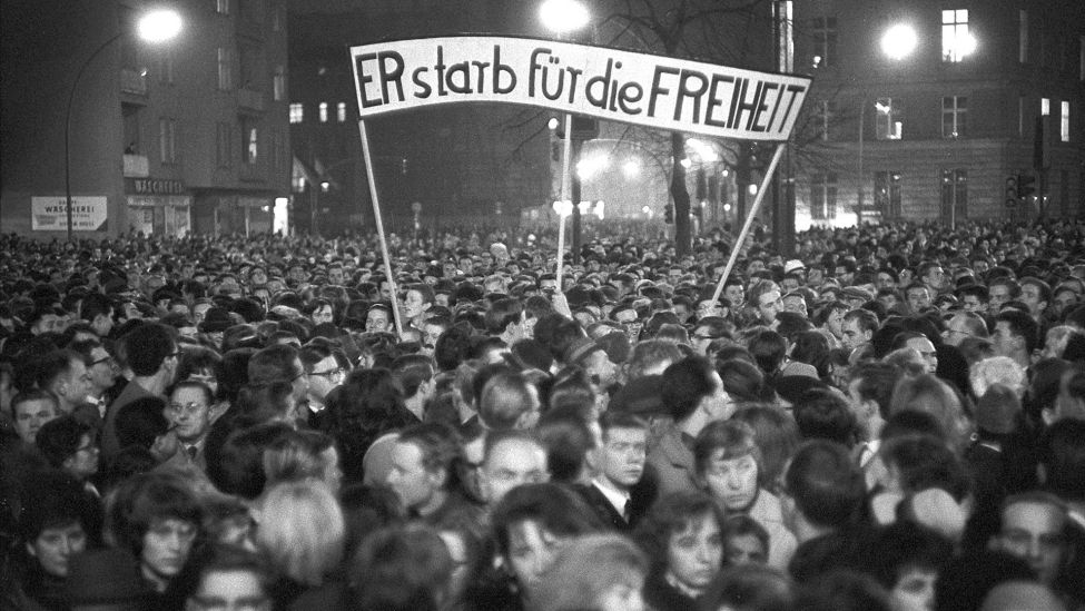 Trauer um den amerikanischen Präsidenten am 25.11.1963 auf dem John F. Kennedy Platz vor dem Rathaus Schöneberg in Berlin. (Quelle: dpa/Günter Bratke)