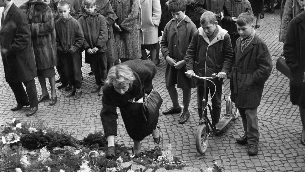 Zahlreiche Blumen wurden am 23.11.1963 vor dem Rathaus Schöneberg nach der Ermordung Kennedys auf der Freitreppe zum Rathaus abgelegt. (Quelle: dpa/Günter Bratke)