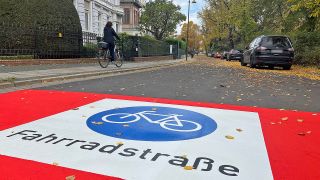 Arbeiter bringen am 02.11.2023 auf einer Straße in Cottbus das Symbol für die Fahrradstraße auf. (Foto: rbb/Aline Anders-Lepsch)