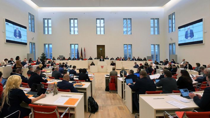 Archivbild: Dietmar Woidke (SPD, Podium M), Ministerpräsident von Brandenburg, spricht während der Aktuellen Stunde zu den Folgen des Haushaltsurteils des Karlsruher Bundesverfassungsgerichts bei der Sitzung des Landtages Brandenburg. (Quelle: dpa/Bahlo)