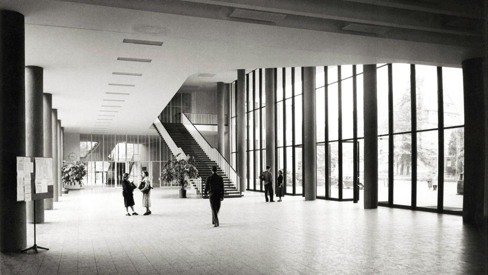 Henry-Ford-Bau der Freien Universität, ingangshalle mit Freitreppe. Foto, 1956. (Quelle: akg-images)