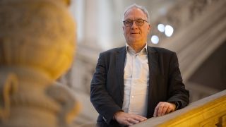 Jörg Raupach, Leitender Oberstaatsanwalt und Leiter der Staatsanwaltschaft Berlin, steht am 08.12.2023 an einer Treppe im Berliner Landgericht. (Quelle: Picture Alliance/Sebastian Gollnow)