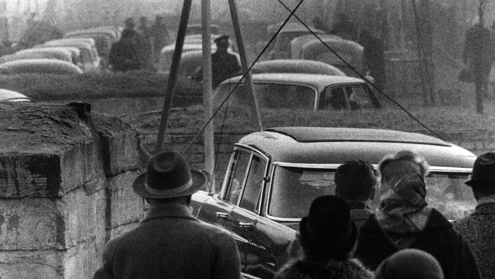 Ein großer Ansturm von Westberlinern, die mit Passierscheinen ausgestattet ihre Verwandten in Ostberlin besuchen wollen, warten am 29.12.1963 am Kontrollpunkt Sonnenallee in Dreierreihen auf die Abfertigung durch die Grenzbeamten der DDR. (Quelle: dpa)