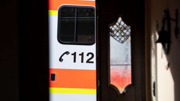 Symbolbild: Ein Rettungswagen parkt am 05.05.2021 bei einem Einsatz von Notfallsanitätern des Deutschen Roten Kreuzes (DRK) vor der geöffneten Tür eines Wohnhauses. (Quelle: dpa-Bildfunk/Boris Roessler)