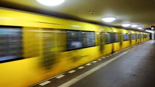 Symbolbild: Eine U-Bahn der Linie 8. (Quelle: dpa/Stefan Jaitner)