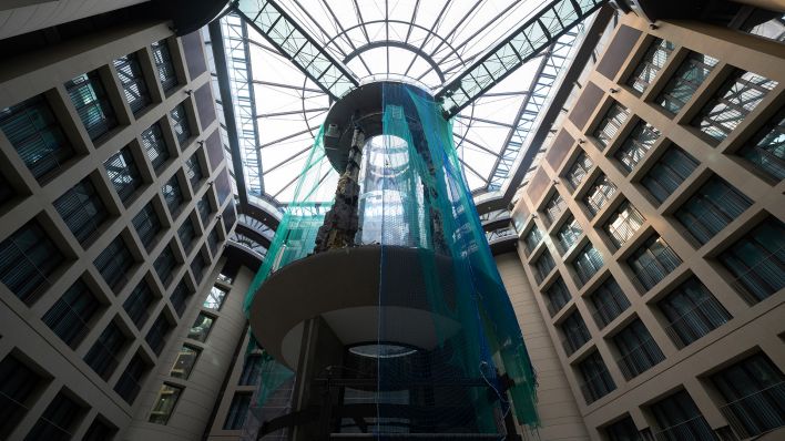 11.10.2023, Berlin: Ein Blick auf das zerstörte Aquarium Aquadom in der Hotellobby im Oktober 2023. (Quellle: dpa/Sebastian Gollnow)