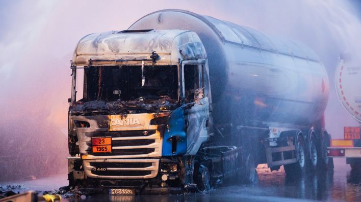 Ein abgebrannter Tanklastzug ist bei einem Feuerwehreinsatz im Gewerbegebiet «Brandenburg Park» in Ludwigsfelde zu sehen. (Quelle:dpa)