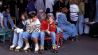 Archivbild:Freundinnen sitzen mit Rollschuhen auf einer Bank im SEZ am 10.05.1988.(Quelle:imago images/PEMAX)