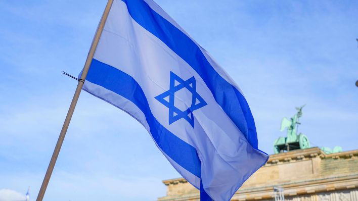 Symbolbild: Israel-Fahne bei einer Demonstration in Berlin. (Quelle: dpa)